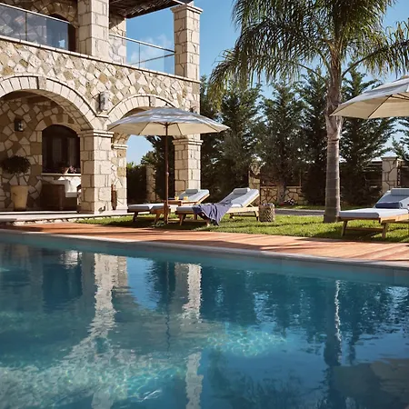 Casa Di Pietra, A Private Retreat With Heated Pool, By Thinkvilla וילה